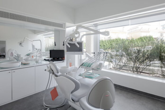 Choosing the Right Dental Clinic: Your Path to a Healthy and Radiant Smile