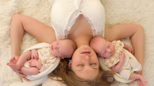 Breastfeeding Awareness Month: How Lactation Consultants Can Help with Breastfeeding Twins